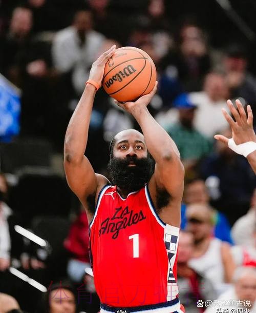 哈登关键时刻两罚全丢但抢到前场篮板，此前16罚16中